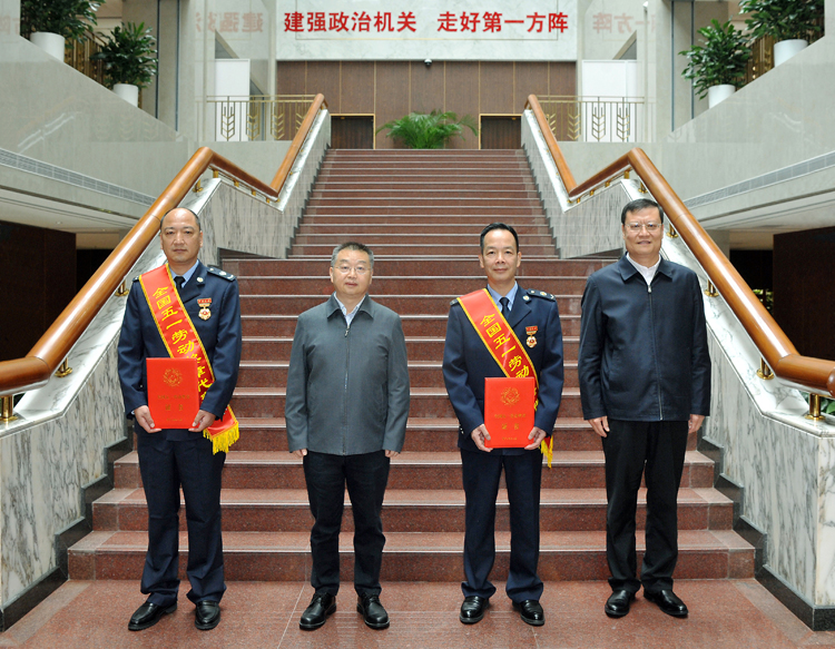 胡静林会见税务系统全国五一劳动奖受表彰代表